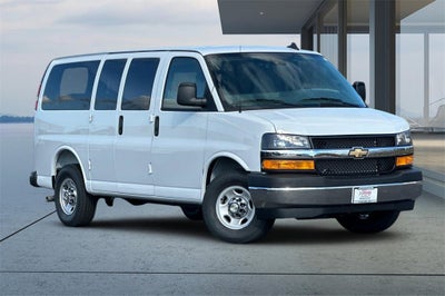 2025 Chevrolet Express Passenger 3500 1LT
