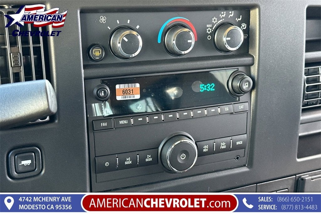 2025 Chevrolet Express Passenger 3500 1LT