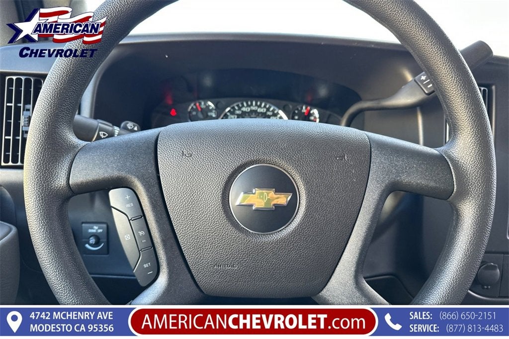 2025 Chevrolet Express Passenger 3500 1LT