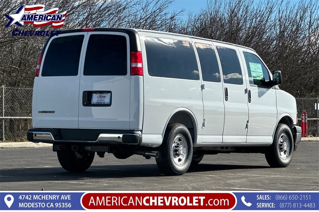 2025 Chevrolet Express Passenger 3500 1LT
