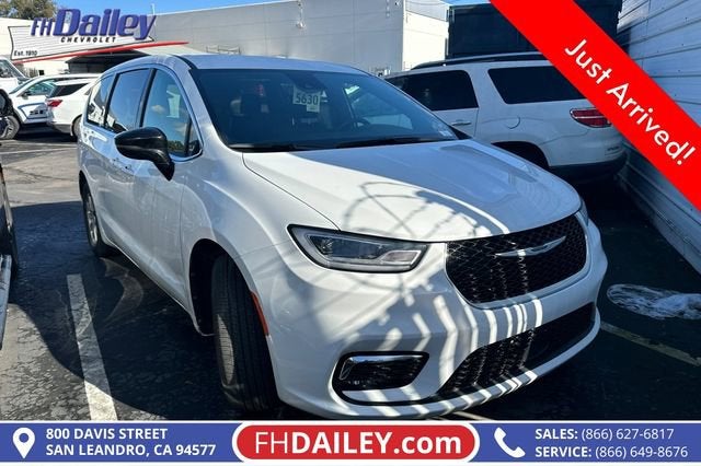 2025 Chrysler Pacifica Select