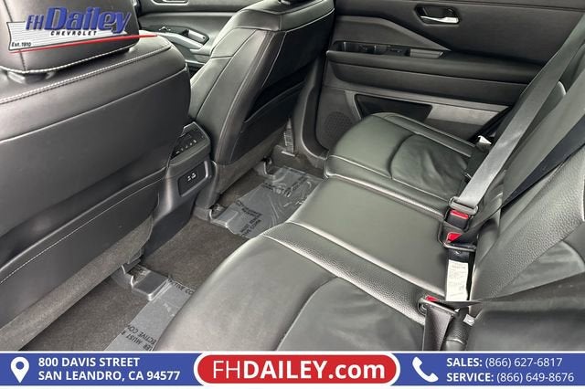 2025 Nissan Pathfinder SL