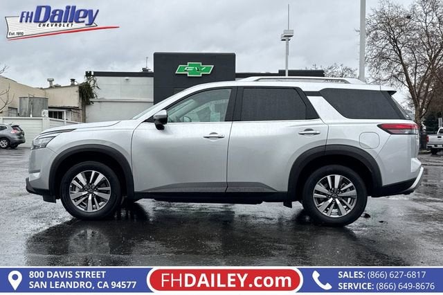 2025 Nissan Pathfinder SL