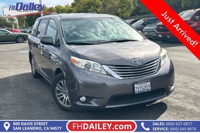 2017 Toyota Sienna XLE Auto Access Seat